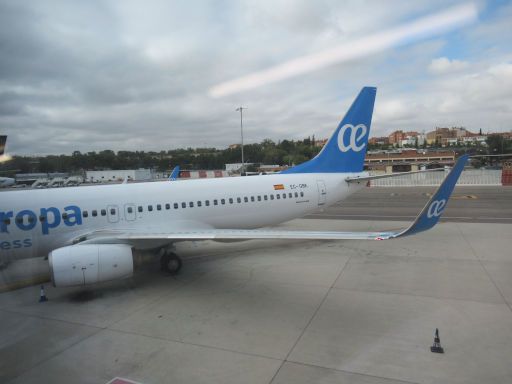 Air Europa, Economy, Boeing 737-8GJ am Flugsteig Flughafen Madrid MAD Terminal 2