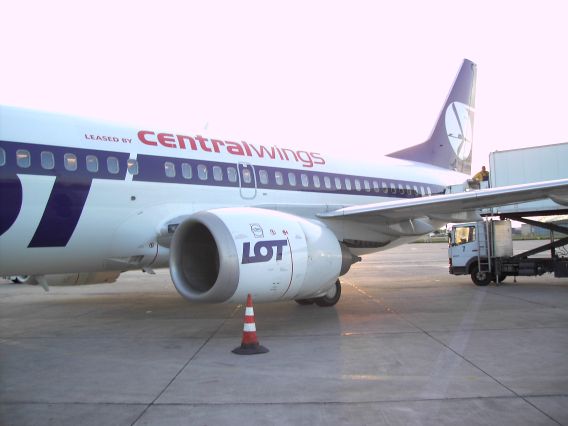 Boeing 737 auf einer Außenposition in Warschau