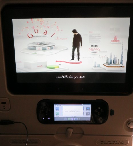Emirates® Economy Klasse, ice digital Widescreen Videobildschirm