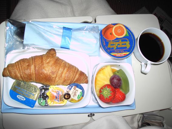Etihad Airways, Economy Klasse, Frühstück vor der Ankunft in Abu Dhabi