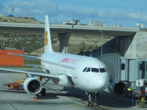 Iberia Express, Airbus A320–200 am Flugsteig dem Flughafen Madrid MAD