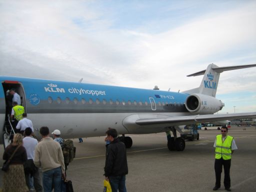 KLM Cityhopper Fokker 70 beim Boarding in Amsterdam