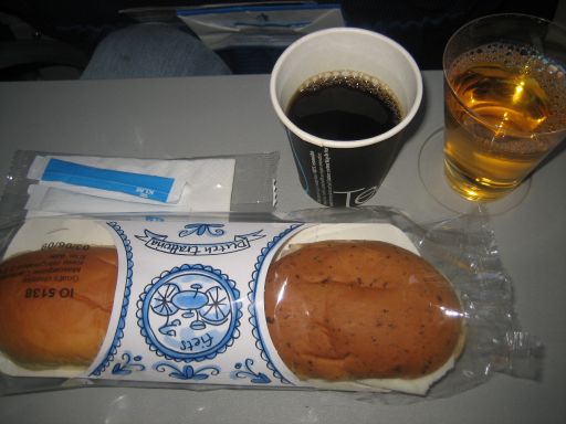 KLM Cityhopper Fokker 50, Snack mit Kaffee und Apfelsaft in der Business Klasse