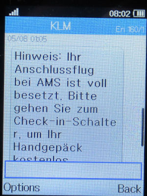 KLM Royal Dutch Airlines, SMS mit Hinweis voll besetzter Flug kostenlose Handgepäckaufgabe im August 2024 auf einem Alcatel 2051X Mobiltelefon