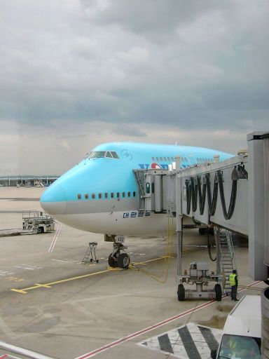 Korean Air Boeing 747 am Gate in Paris CDG