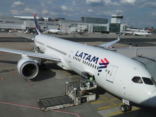 LATAM Airlines, Economy Klasse, Boeing 787–9 Dreamliner am Flugsteig dem Flughafen Frankfurt FRA