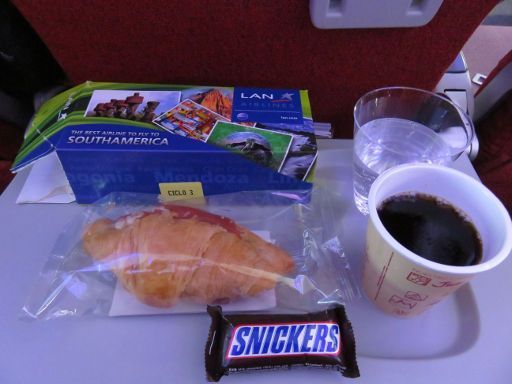 LATAM Airlines, Economy Klasse, Croissant mit Schinken, Snickers Schokoriegel, Kaffee und Mineralwasser mit Kohlensäure