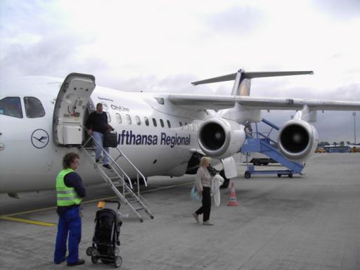 Avro RJ 85 auf einer Außenposition in München