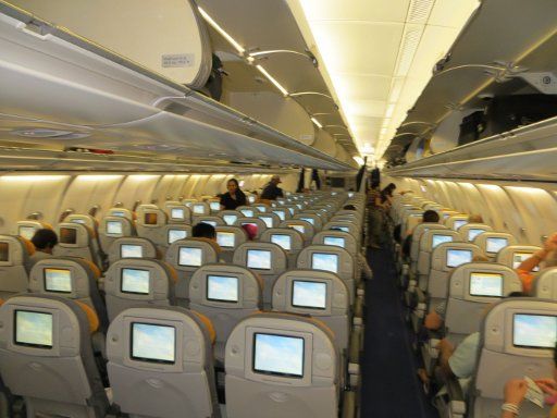 Lufthansa® Airbus A340–600 Economy Kabine Sitzplätze mit Bildschirmen