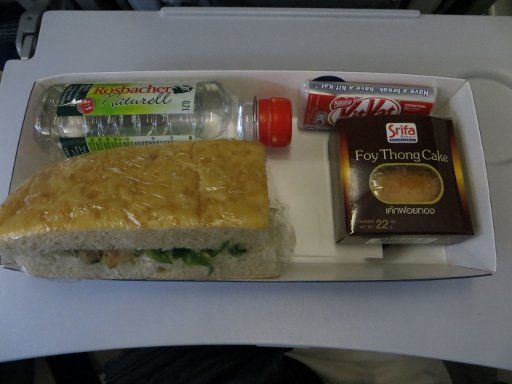 Lufthansa®, Essen am Abend mit Sandwich, Kit Kat Schokolade, Foy Thong Kuchen und 0,2 Liter Wasser