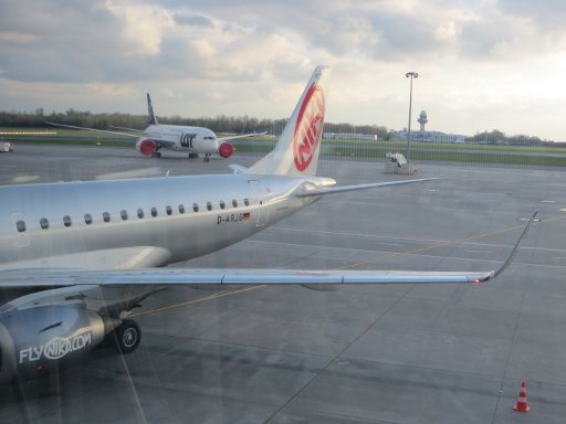 NIKI, Embraer E190 am Flugsteig in Warschau, Polen