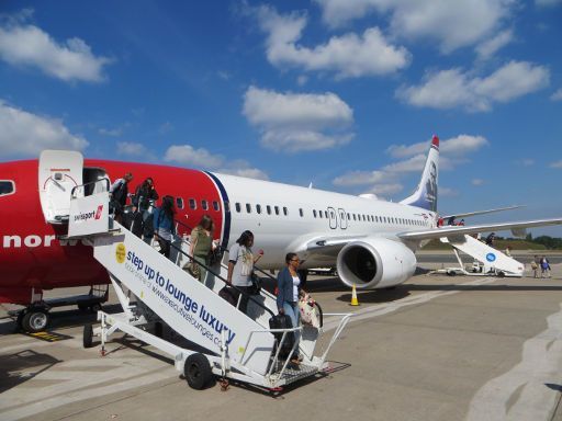 Norwegian Air Shuttle, Boeing 737–800 auf einer Außenposition auf dem Flughafen Birmingham BHX