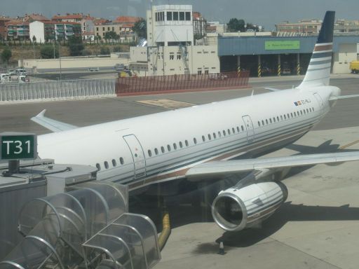 Privilege Style, Airbus A321-231 am Flugsteig auf dem Flughafen Madrid MAD