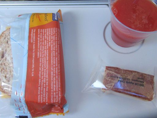 Privilege Style, KLM verpacktes Butterbrot, verpackter Kuchen und Tomatensaft