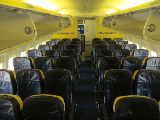 Ryanair Boeing 737–800 Kabine mit geöffneten Gepäckfächern