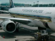 Singapore Airlines, Boeing 777–300 ER am Gate in Singapore