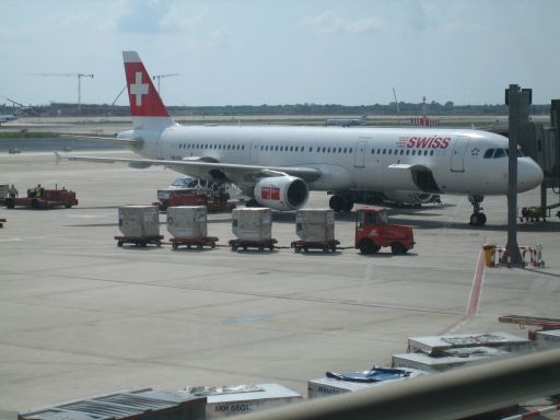 Swiss Airbus A321 am Gate in Barcelona BCN, Spanien