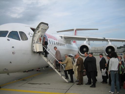 Swiss Avro RJ100 Avroliner auf einer Außenposition in Zürich, Schweiz