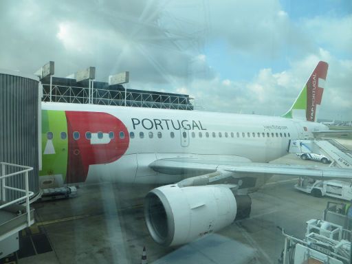 TAP Portugal, Airbus A319–100 am Flugsteig dem Flughafen Lissabon LIS, Portugal
