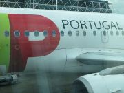 TAP Portugal, Airbus A319–100 am Flugsteig dem Flughafen Lissabon LIS, Portugal