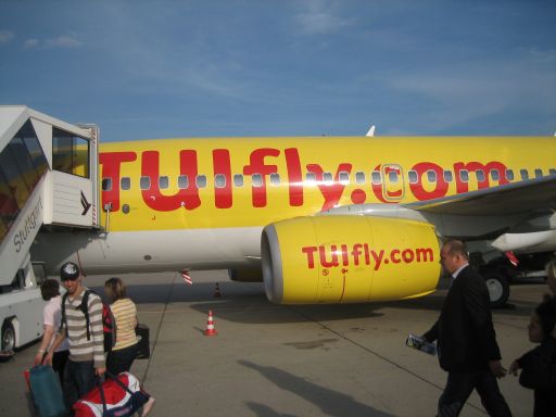 TUIfly, Boeing 737–700 auf einer Außenposition in Stuttgart