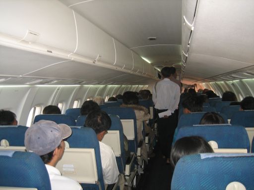 Yangon Airways ATR 72 Kabine mit blauen Stoffsitzen