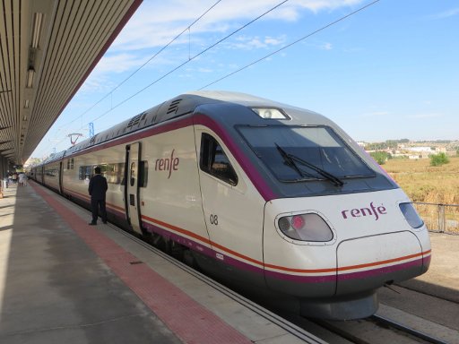renfe, Spanien, RENFE S–490 Zug im Bahnhof Toledo