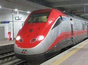 Trenitalia, Italien, Zug bei der Einfahrt im unterirdischen Bahnhof Bologna Centrale