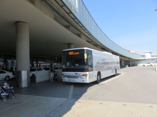Airliner VIB - Flughafen Wien, Österreich, Airliner Bus an der Haltestelle Terminal 3 Flughafen Wien