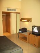 Baisan International Hotel, Manama, Bahrain, Standardzimmer mit Fernseher, Schreibtisch, Kofferablage