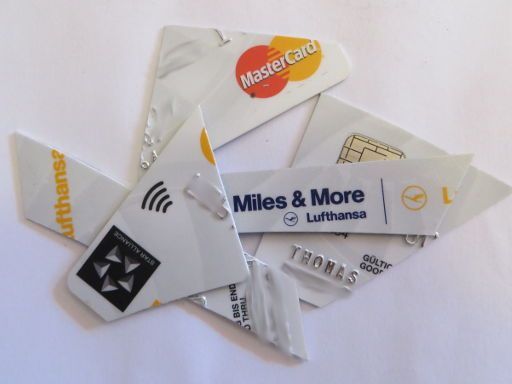 Miles & More Credit Card White MasterCard® Lufthansa®, Plastikkarte mehrfach durchgeschnitten und entwertet
