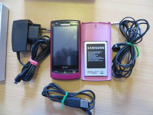 Samsung GT–I6410 mit Ohrhörer, USB Kabel, Batterie und Ladegerät