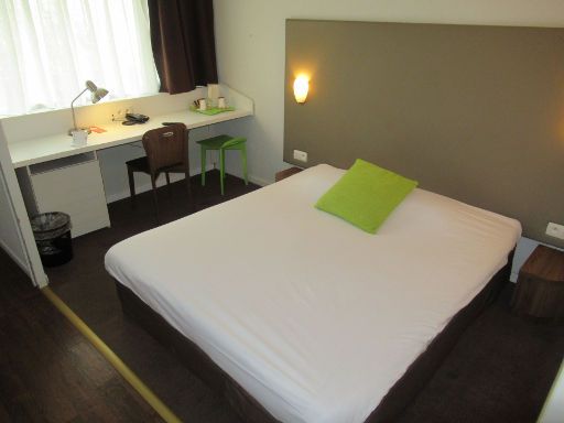 Campanile Liège Luik, Belgien, Zimmer 058 mit großem Bett, Fenster, Schreibtisch, Beleuchtung, Stuhl, Wasserkocher, Kaffee und Tee