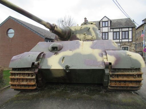 December 44 Museum, La Gleize, Belgien, Panzerkampfwagen VI Ausf. B Tiger II (Sd.Kfz. 182) Ansicht von vorne