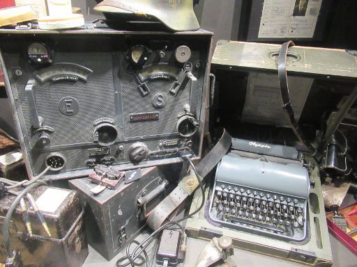 December 44 Museum, La Gleize, Belgien, Funkgerät und Schreibmaschine