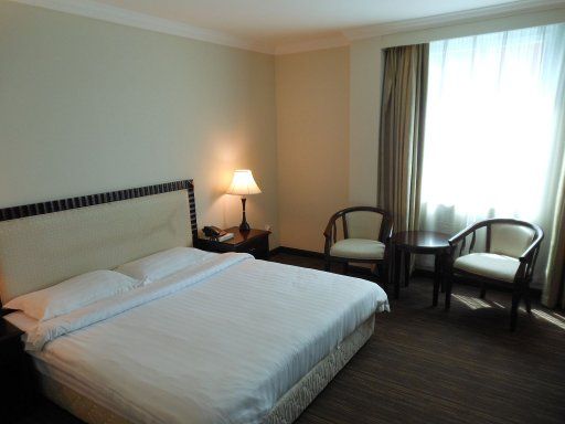Palm Garden Hotel, Bandar Seri Begawan, Brunei Darussalam, Zimmer 113 mit Doppelbett, kleiner Tisch mit zwei Stühlen, Fenster