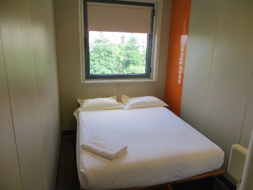 easyHotel Sofia, Bulgarien, Zimmer 3.04 mit Doppelbett und Fenster