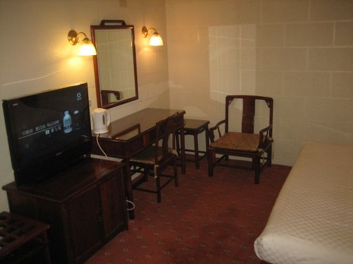 KDM Hotel, Taipei, Taiwan, China, Flachbildschirm, Tisch, Spiegel und zwei Stühle