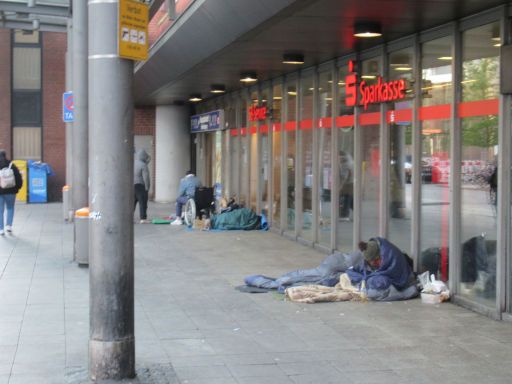 Hannover, Deutschland, Treffpunkt Obdachlose, Drogenabhängige, Straftäter am Hauptbahnhof / Raschplatz