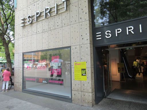 Einkaufen, Hannover, Deutschland, ESPRIT Store in der Bahnhofstrasse 8 im August 2024