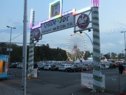 Frühlingsfest 2024, Hannover, Deutschland, Bruchmeisterallee, Parkplatz Einfahrt Gilde Tor