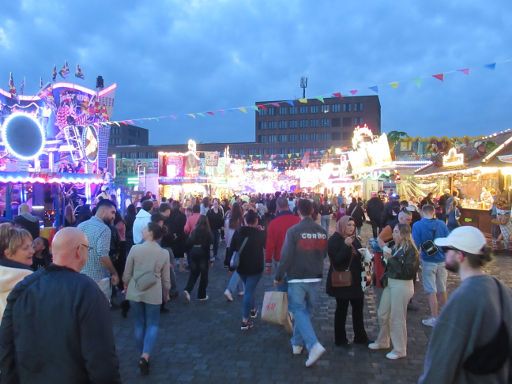 Frühlingsfest 2024, Hannover, Deutschland, Feststrasse mit Buden