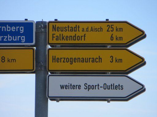 Herzogenaurach, Deutschland, Sport Outlets, Wegweiser A3 Nürnberg Würzburg, Stadtzentrum