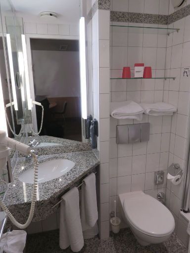 DORMERO Hotel Königshof, Dresden, Deutschland, Bad mit Waschbecken und WC