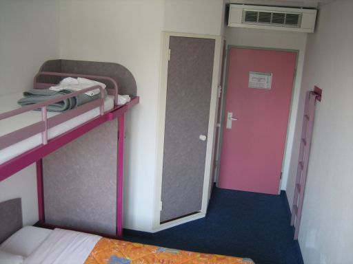 ibis budget (ehemals Etap Hotel) Garching, München, Deutschland, Etagenbett, großes Bett, Tür Dusche, Tür WC und Eingangstür