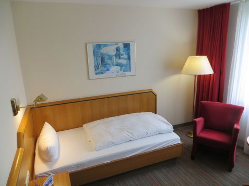 NOVUM Select Hotel Solingen (ehemals H+ Hotel Solingen City Centre B&B), Deutschland, Zimmer 203 mit Einzelbett, Nachttischleuchte, Stehleuchte, Sessel und Fenster