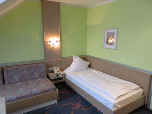 Hotel am Schlosspark, Ismaning, München, Deutschland, Zimmer 251 mit Sofa, Nachttischleuchte, Telefon und Einzelbett