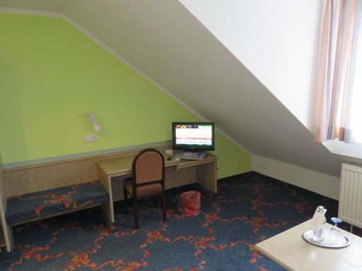 Hotel am Schlosspark, Ismaning, München, Deutschland, Zimmer 251 mit Kofferablage, Schreibtisch, Stuhl, Flachbildfernseher und Fenster