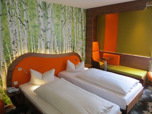 Hotel Cocoon Stachus, München, Deutschland, Zimmer 363 mit zwei Betten, Fototapete, Nachttischleuchten und Cocoon Cabin