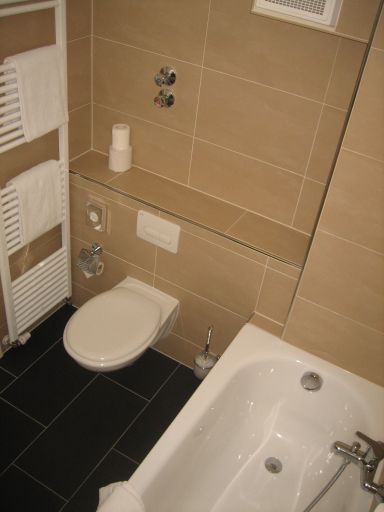 Hotel Düsseldorf Mitte, Düsseldorf, Deutschland, Bad mit WC und Badewanne